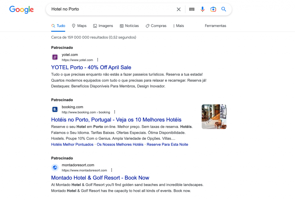 Captura de ecrã da página de resultados do motor de busca Google (SERP) que mostra a secção de resultados pagos no topo da página, identificados como listas patrocinadas, para a pesquisa "Hotel no Porto" 