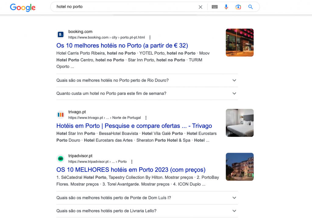 Captura de ecrã da página de resultados do motor de busca Google (SERP) que mostra a secção de resultados orgânicos para a pesquisa "hotel no porto", que exemplifica o resultado de um bom SEO. 