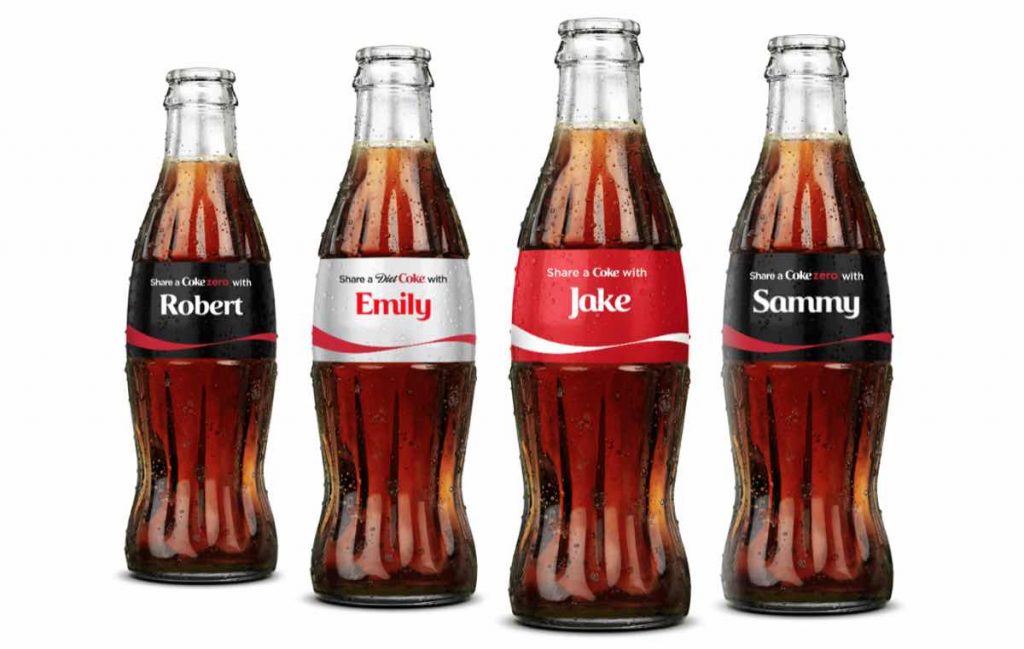 Imagem com um exemplo de estratégia de prova social, com 4 garrafas de Coca-Cola, com 4 nomes de pessoas diferentes (Robert, Emily, Jake, Sammy). 